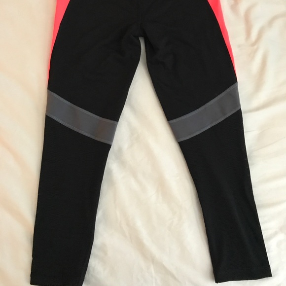 *SOLD*Victoria Secret Cropped Knockout Leggings - Picture 2 of 7